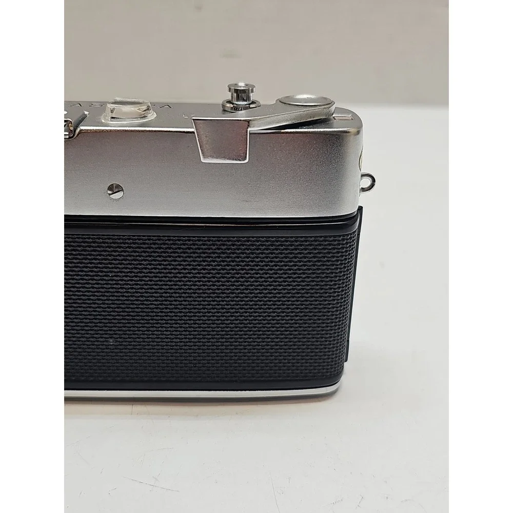 Yashica Lynx 5000 35mm Rangefinder Film Camera.  45mm f/1.8 Lens. W/ Casing